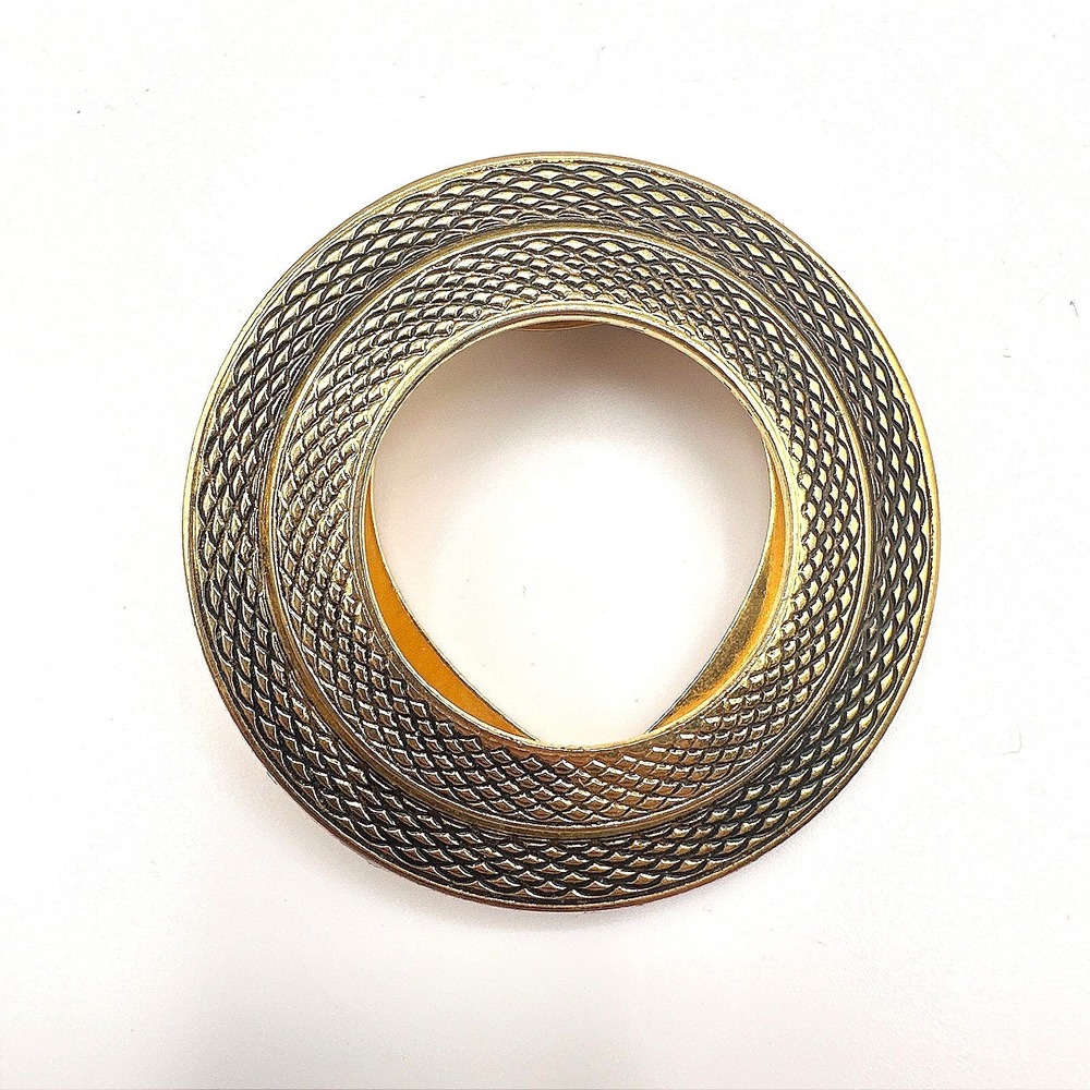 Vintage 80s 90s Lieba USA Gold Tone Textured Round Scarf Clip Accessory Fashion